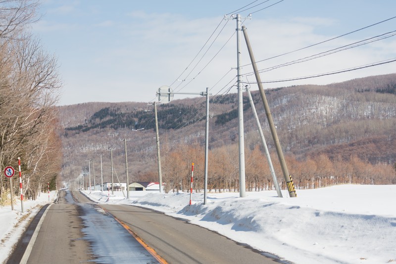 路肩の雪と道路の写真素材